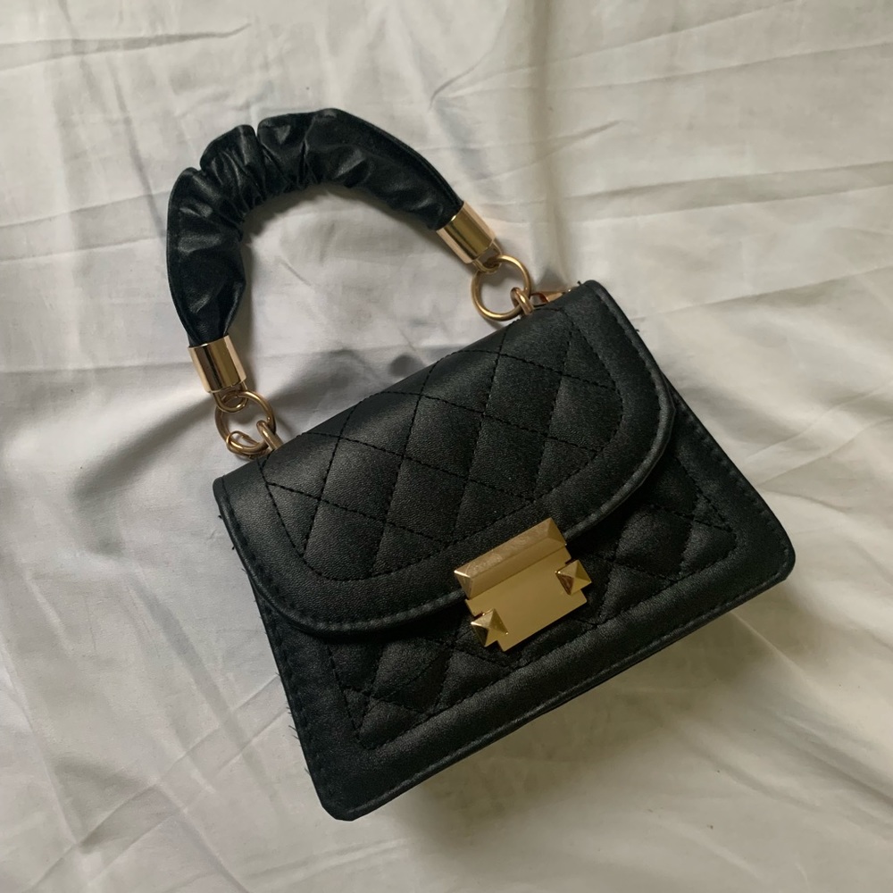 ‼️SOLD‼️Black + gold chain leather handbag purse